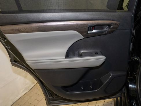 Used 2023 Toyota Highlander Limited image 12