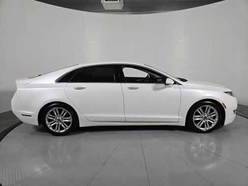 Used 2016 Lincoln MKZ FWD image 3