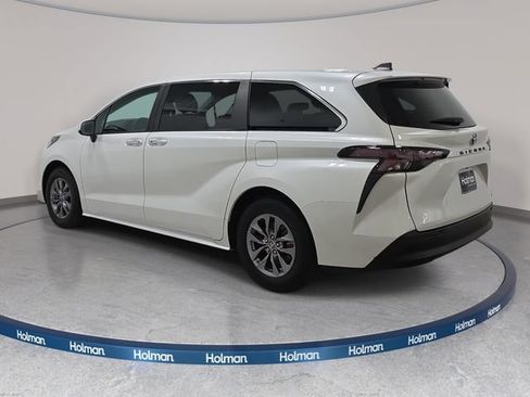 Used 2024 Toyota Sienna XLE FWD image 7