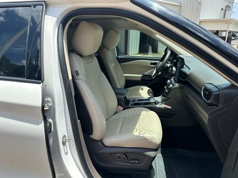 Used 2020 Ford Explorer Platinum w/ Premium Technology Package AWD/4WD image 25