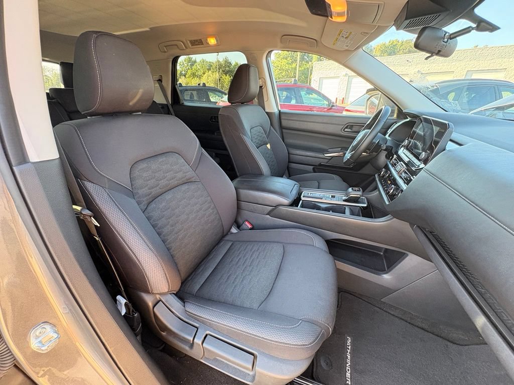 Used 2025 Nissan Pathfinder SV FWD image 32