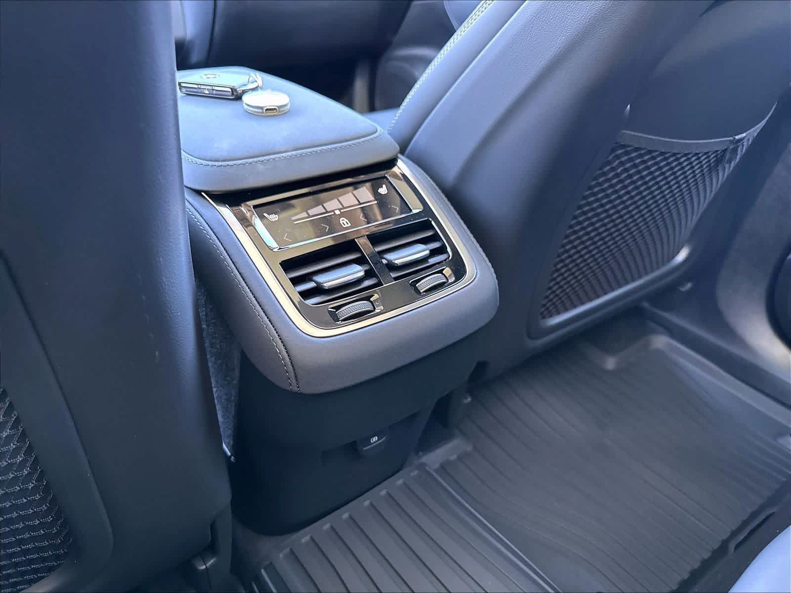 New 2026 Volvo XC90 B5 Ultra w/ Protection Package AWD/4WD image 16