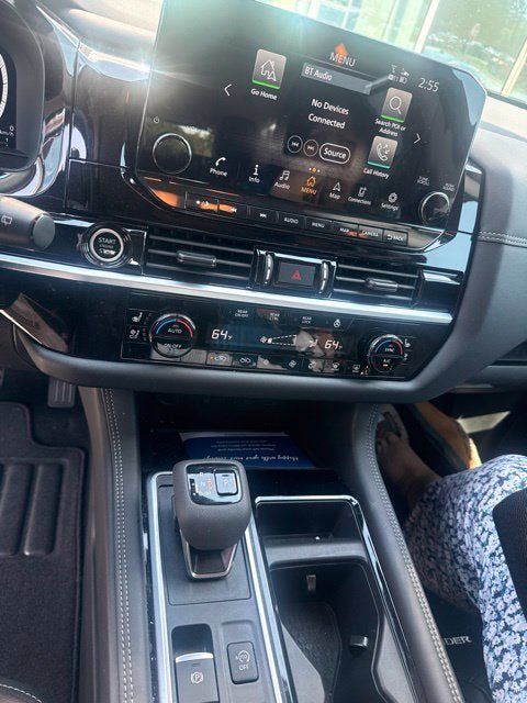 Used 2024 Nissan Pathfinder Platinum FWD image 11