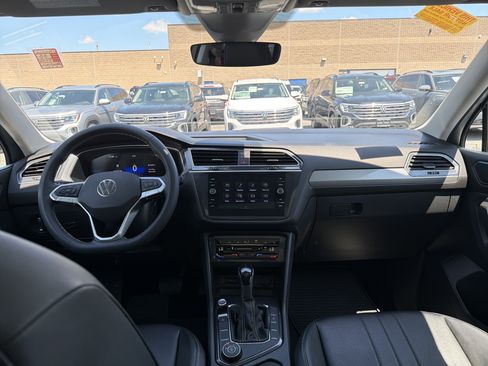 Used 2024 Volkswagen Tiguan SE w/ Panoramic Sunroof Package AWD/4WD image 11