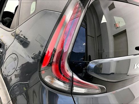 Used 2023 Kia Soul LX w/ LX Technology Package FWD image 31