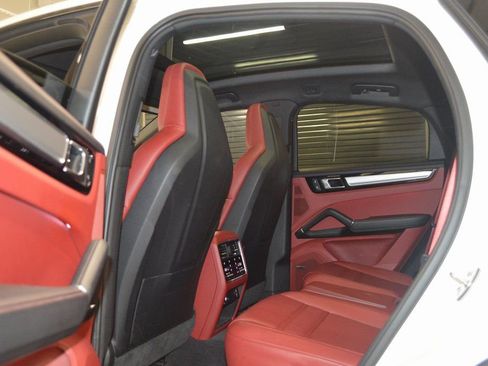 Certified 2023 Porsche Cayenne Platinum Edition image 35