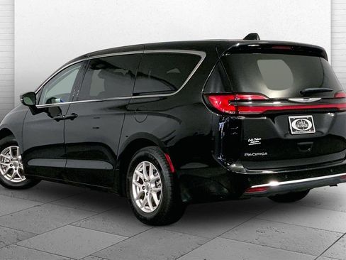 Used 2024 Chrysler Pacifica Touring-L FWD image 11