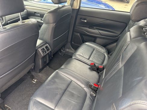 Used 2020 Mitsubishi Outlander AWD image 17