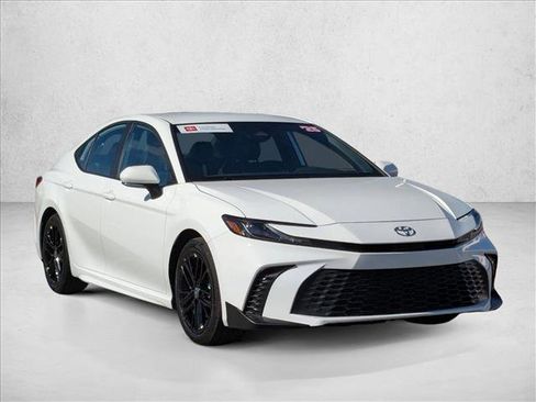 Certified 2025 Toyota Camry SE image 3