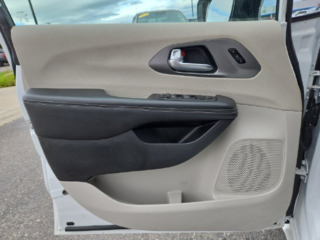 Used 2024 Chrysler Pacifica Touring-L FWD image 17