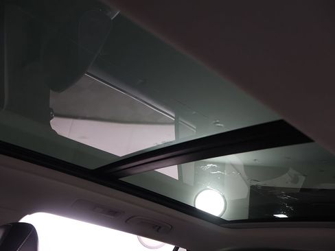 Used 2024 Volkswagen Tiguan SE w/ Panoramic Sunroof Package AWD/4WD image 19