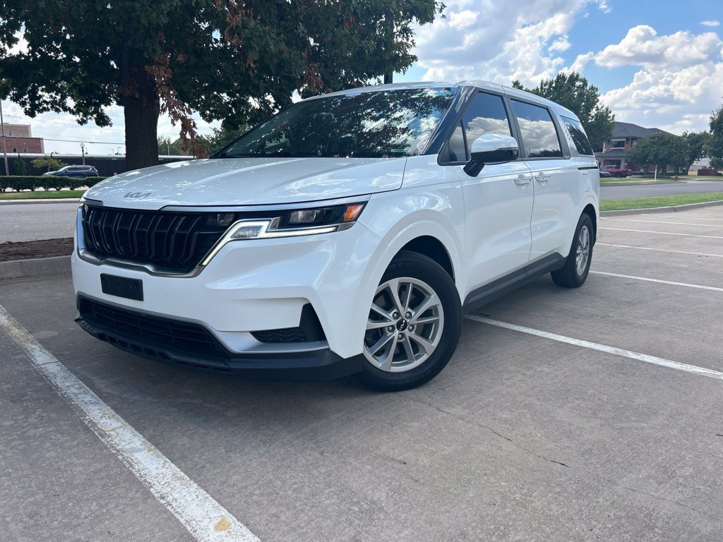 Used 2024 Kia Carnival LX FWD image 2