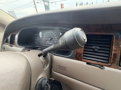 Used 1999 Lincoln Town Car Signature RWD image 5