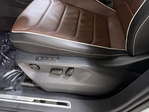 Certified 2023 Volkswagen Tiguan SEL R-Line image 17