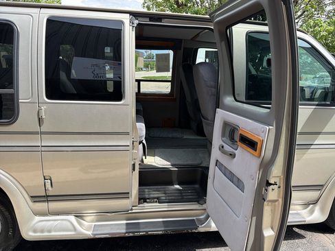 Used 2003 GMC Savana 1500 w/ Preferred Equipment Group 3 RWD image 20