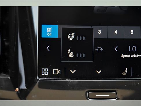 Certified 2025 Volvo XC40 B5 Ultra w/ Protection Package Premier image 27