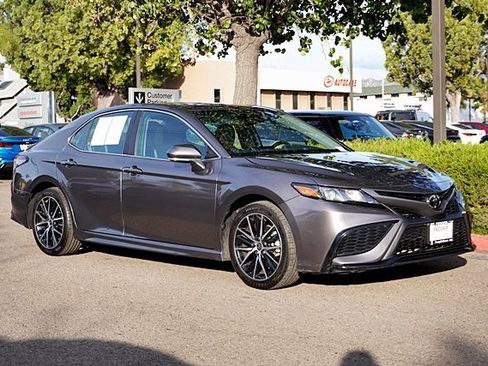 Used 2023 Toyota Camry SE image 6