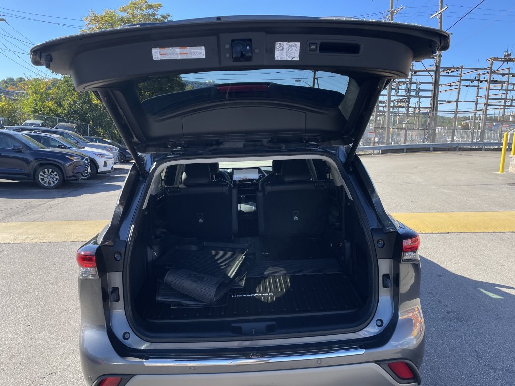 Used 2024 Toyota Highlander Platinum AWD/4WD image 13