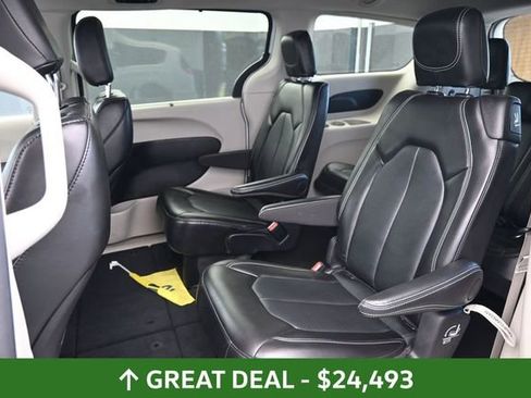 Used 2024 Chrysler Pacifica Touring-L FWD image 17