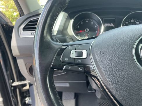 Used 2018 Volkswagen Tiguan SE w/ Panoramic Sunroof Package AWD/4WD image 17