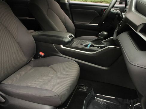 Used 2022 Toyota Highlander L AWD/4WD image 29