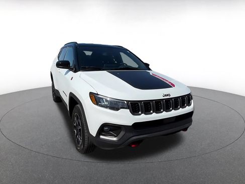 Used 2025 Jeep Compass Trailhawk AWD/4WD image 3
