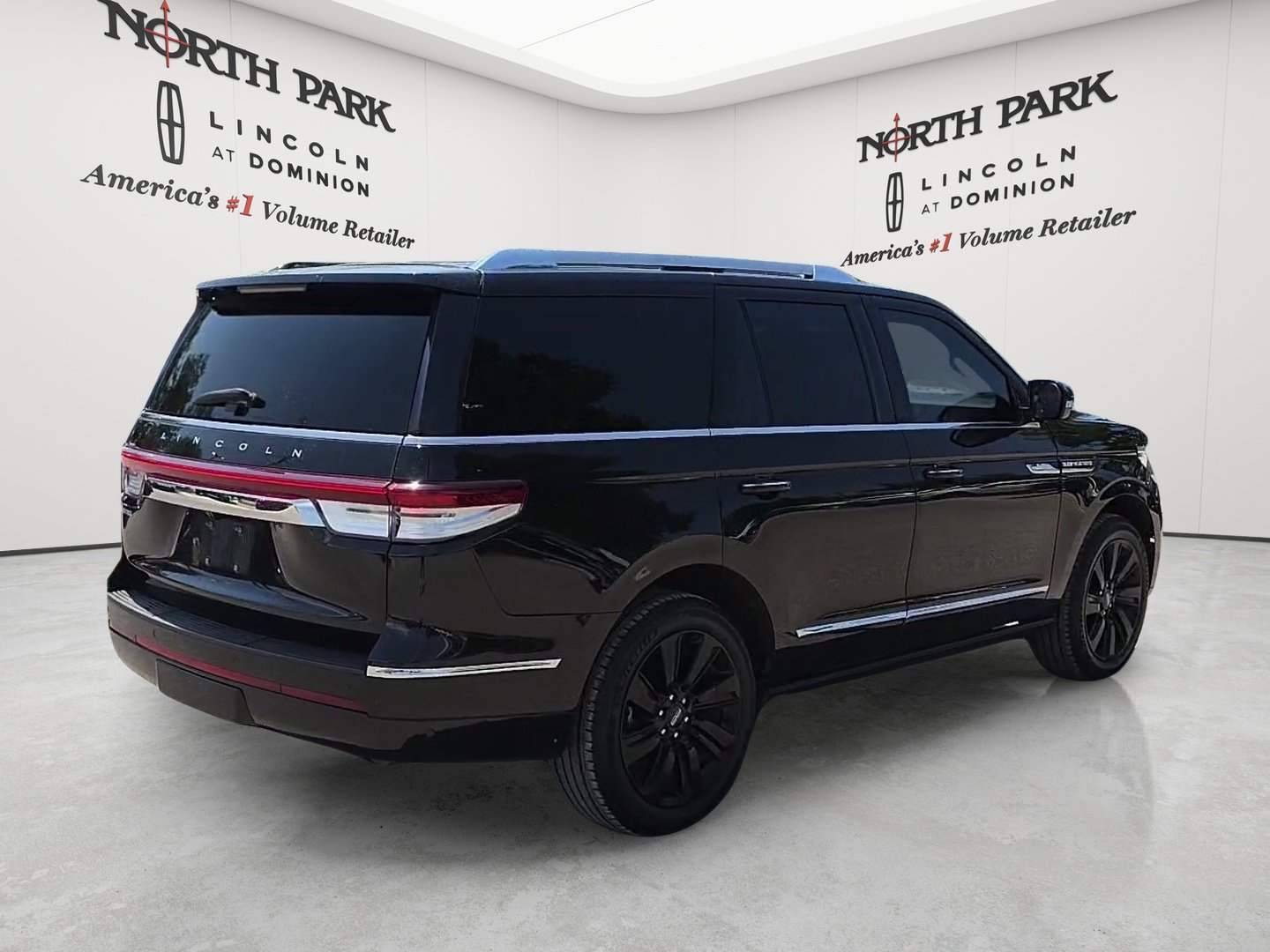 Used 2023 Lincoln Navigator Reserve AWD/4WD image 5