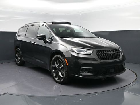 Used 2022 Chrysler Pacifica Limited w/ Uconnect Theater Family Group image 9