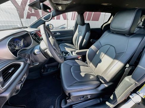 New 2027 Chrysler Pacifica Select FWD image 27