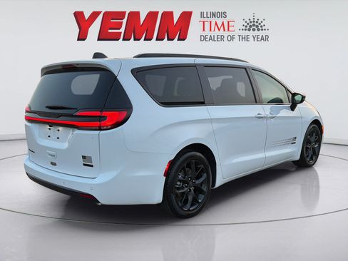 New 2027 Chrysler Pacifica Select FWD image 8
