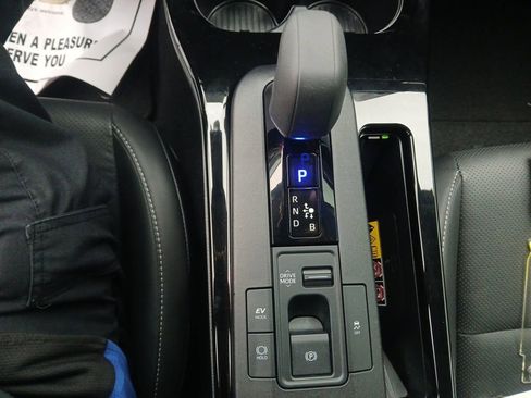 Used 2024 Toyota Prius XLE FWD image 17