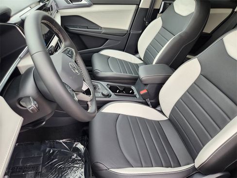New 2026 Volkswagen Taos SEL image 5