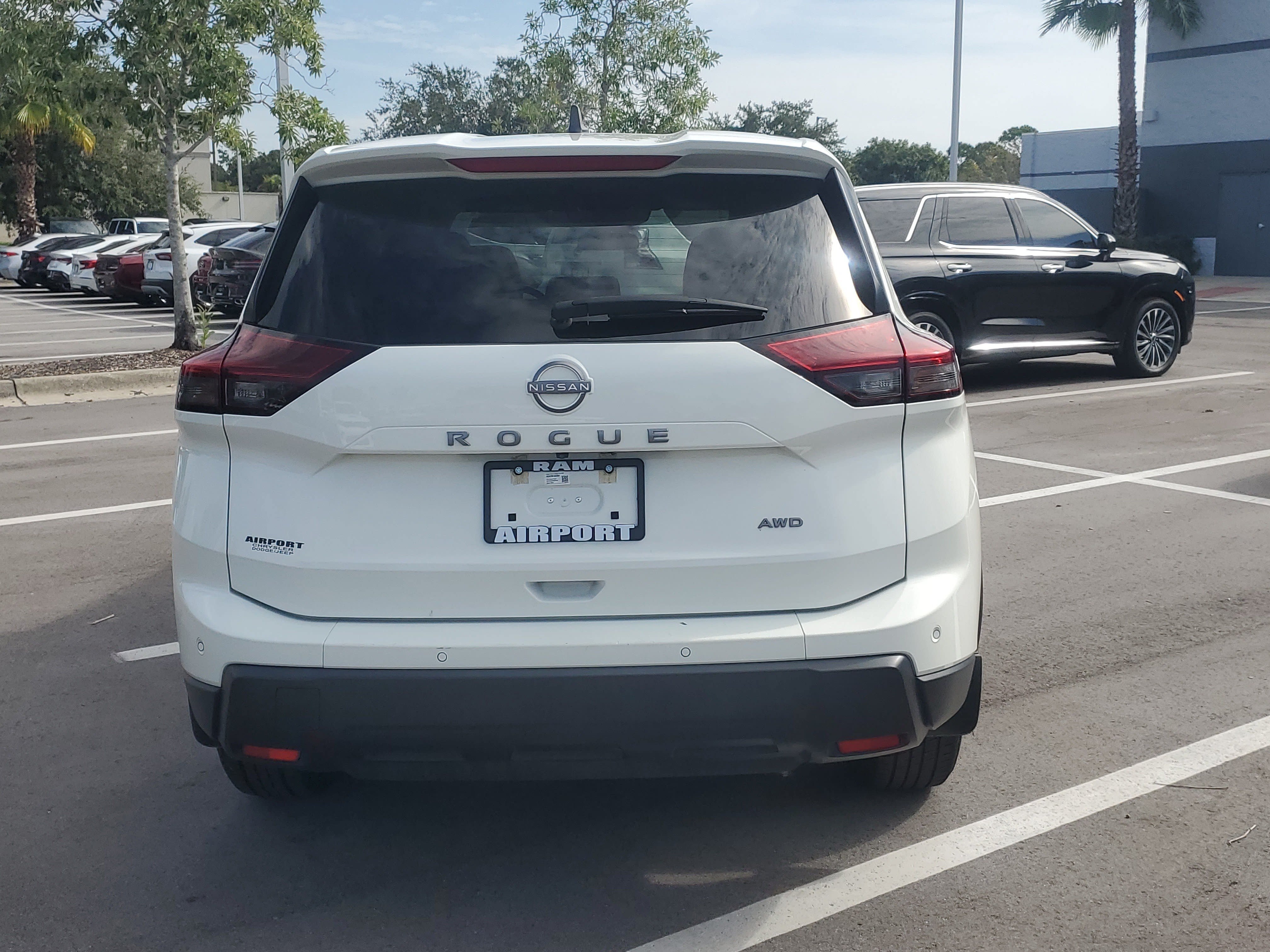 Used 2024 Nissan Rogue S AWD/4WD image 7