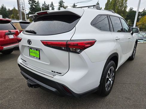 Used 2022 Toyota Highlander XLE image 3