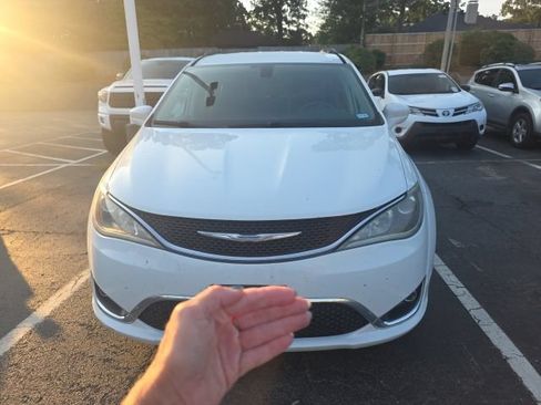 Used 2017 Chrysler Pacifica Touring-L FWD image 2