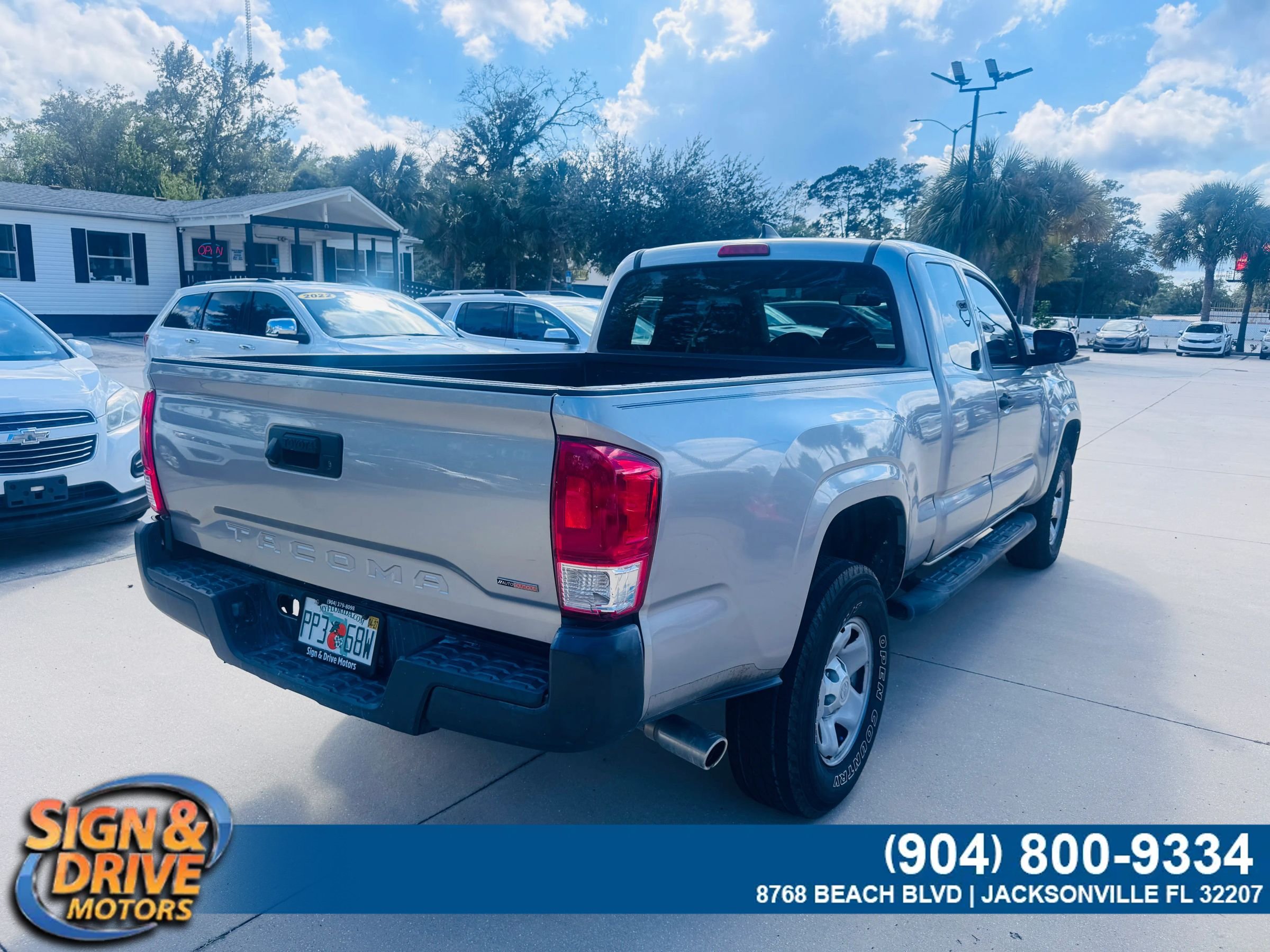 Used 2016 Toyota Tacoma SR w/ Exterior Package RWD image 3