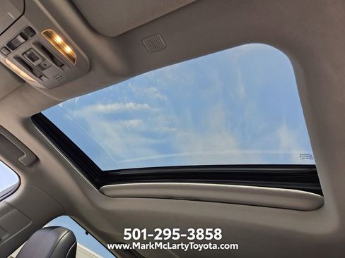 Used 2022 Toyota Highlander XLE AWD/4WD image 18
