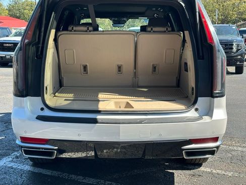 Used 2024 Cadillac Escalade Premium Luxury image 6