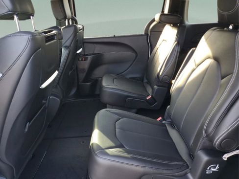 New 2026 Chrysler Pacifica Select AWD/4WD image 10