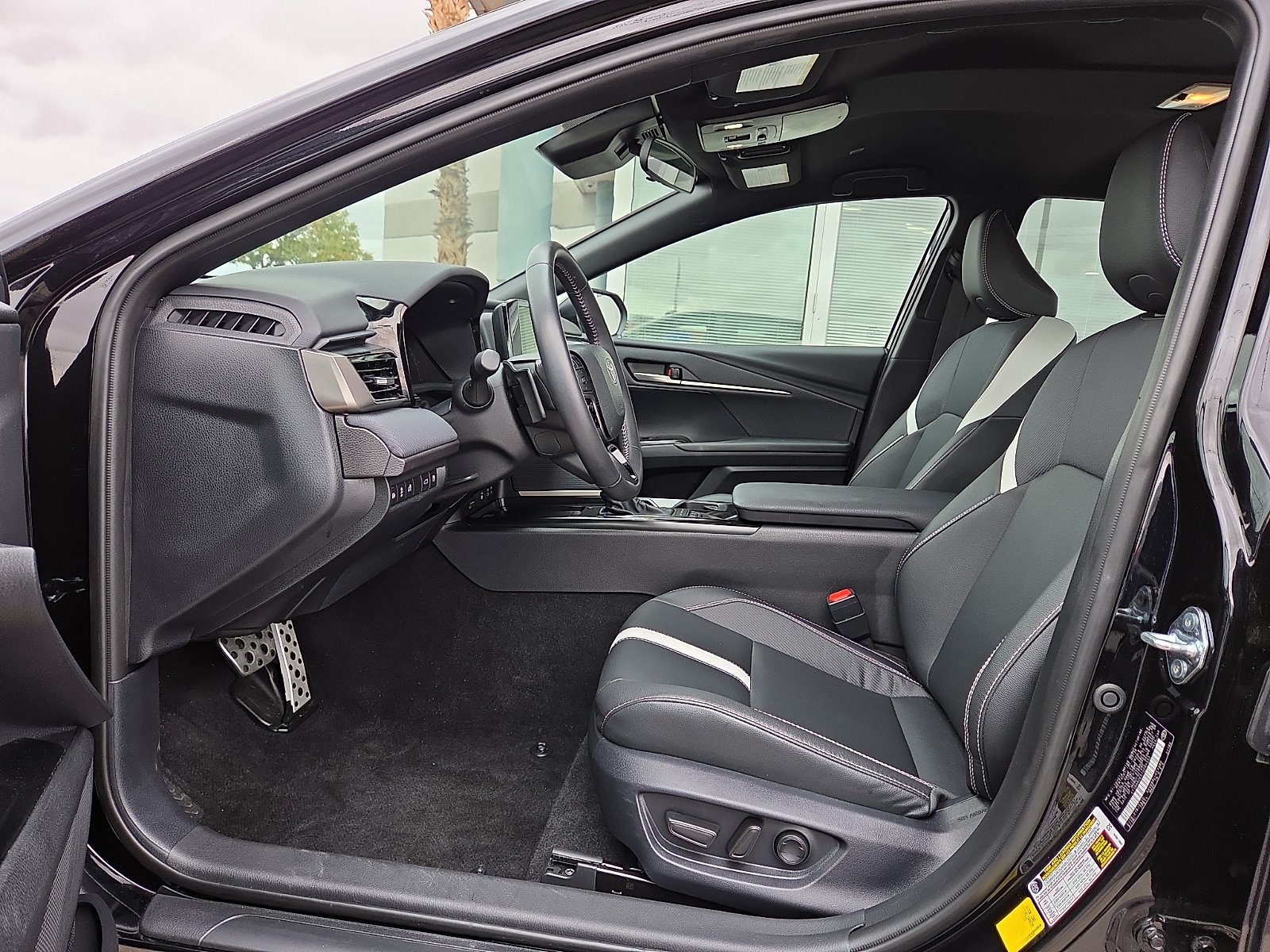 Used 2026 Toyota Camry SE FWD image 17