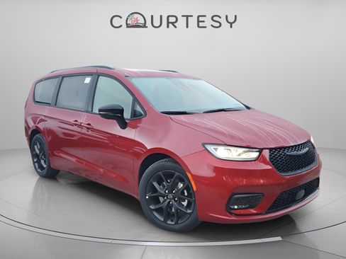 New 2026 Chrysler Pacifica Limited w/ Uconnect Theater Family Group image 5