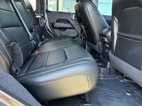 Used 2018 Jeep Wrangler Unlimited Sahara AWD/4WD image 18