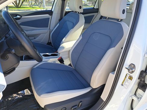 Certified 2025 Volkswagen Jetta SE w/ Sunroof Package image 14