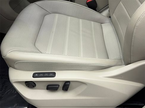 Used 2025 Volkswagen Atlas SEL image 34