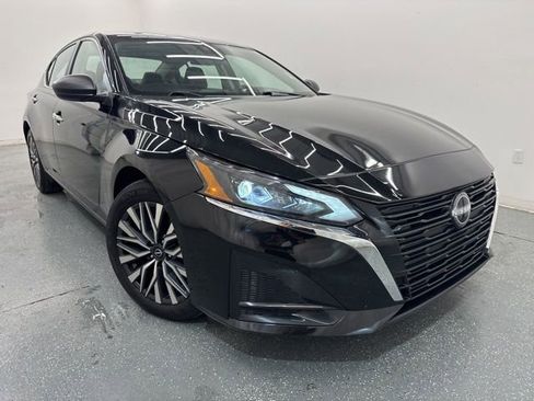 Used 2025 Nissan Altima 2.5 SV FWD image 3
