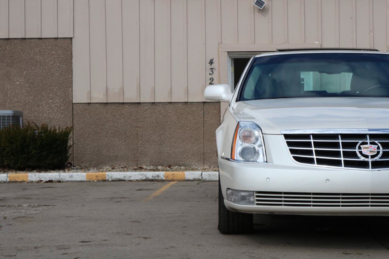 Used 2009 Cadillac DTS w/ Sun And Sound Package FWD image 4