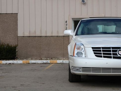 Used 2009 Cadillac DTS w/ Sun And Sound Package image 4
