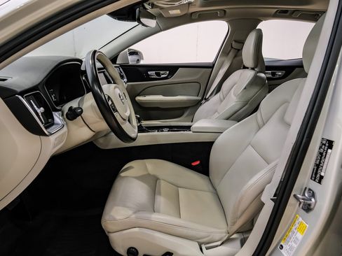 Used 2019 Volvo S60 T5 Momentum w/ Premium Package image 4