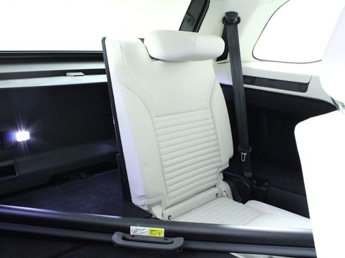 Used 2025 Land Rover Discovery Dynamic SE image 15