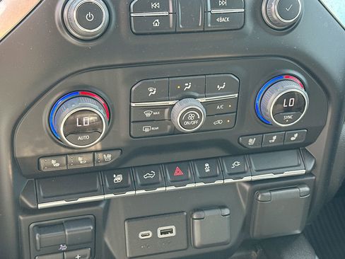 Used 2022 Chevrolet Silverado 2500 LTZ w/ LTZ Convenience Package image 18